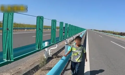 Bé trai bị cha ruột bỏ lại giữa quốc lộ nắng 40°C khiến cộng đồng mạng phẫn nộ