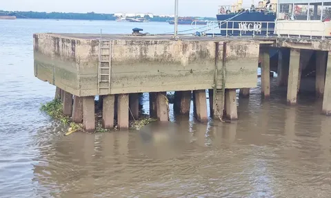 Người đàn ông tử vong trong tư thế lạ trên sông ở TP.HCM: Trên người nạn nhân có gì?