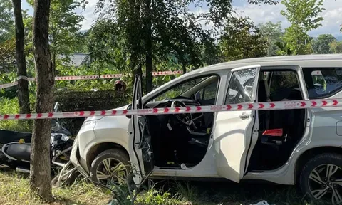 4 thanh niên nghi tàng trữ ma túy cố thủ trong ô tô, nổ máy tông thẳng vào cảnh sát