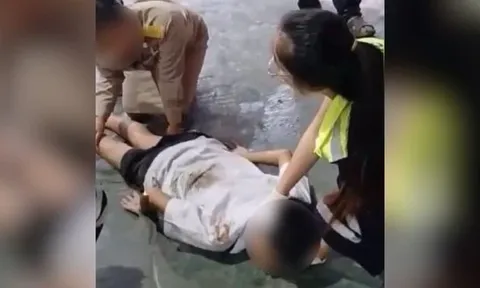 Đau xé lòng cảnh bé trai 12 tuổi bị xe bán tải cán ngay trước cổng trường khi chờ bố mẹ đón