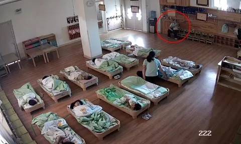 Ngày đầu con trai đến lớp, mẹ bật khóc trước màn hình camera vì hành động của cô giáo