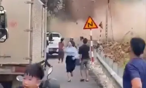 Clip: Kinh hoàng khoảnh khắc hàng trăm m3 đá từ trên cao bất ngờ trượt xuống, lấp kín mặt đường ở Sơn La, người dân hoảng loạn tháo chạy
