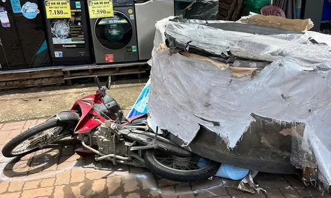 Kinh hoàng cuộn thép hàng chục tấn lăn khỏi xe container, suýt nghiền nát người bán vé số
