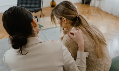 Con gái dậy thì yêu người đàn ông hơn 20 tuổi, tôi bàng hoàng khi tìm đến tận nhà bạn trai của con