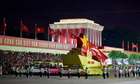 Nhân dân Thủ đô chào đón tổng hợp luyện diễu binh, diễu hành lần hai kỷ niệm Quốc khánh 2/9