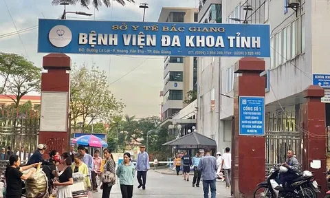 Vụ thu 21 triệu đồng tiền xe cấp cứu: Đình chỉ 3 cán bộ bệnh viện, tài xế trả lại 16 triệu đồng