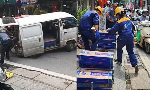 Nguyên nhân khiến ô tô đang chạy bất ngờ tụt xuống “hố tử thần” trên phố Đội Cấn