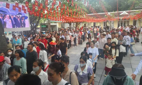 Hàng ngàn người dân xếp hàng vào Lăng viếng Chủ tịch Hồ Chí Minh sáng 3/9
