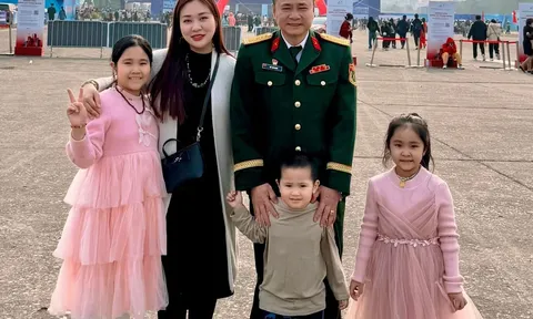 Bận diễn concert, NSND Tự Long vắng nhà trong ngày đặc biệt của con, nhưng không có bố nhóc tì lại thích hơn