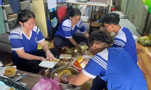Nhận 100 nghìn quà Tết Độc lập, nhóm học sinh Cần Thơ gây xúc động khi cùng nhau nấu 50 suất ăn tặng người nghèo