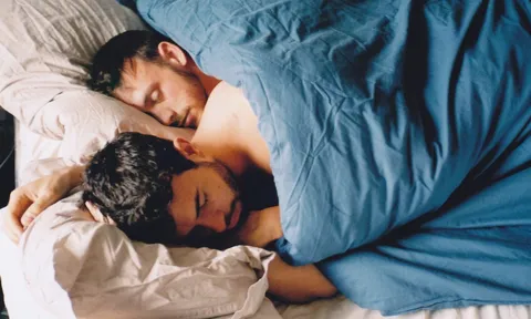 Trở về bất ngờ, tôi chết lặng khi thấy bạn trai 4 năm và bạn thân chỉ mặc đồ lót ôm nhau ngủ