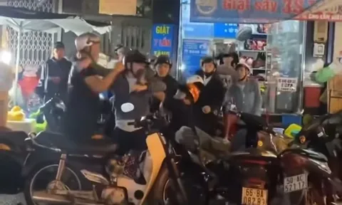 Clip: 10 nam thanh niên quây đánh đôi nam nữ giữa phố, bất ngờ với thân phận của chàng trai