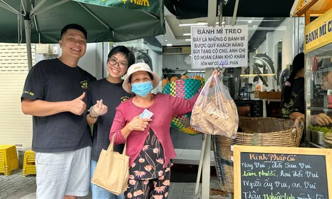 Đôi vợ chồng ở Sài Gòn duy trì xe “bánh mì treo” gần 2 năm: Trạm trung chuyển yêu thương cho người khó khăn