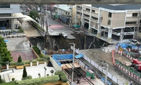 Clip: Khoảnh khắc hố tử thần bất ngờ xuất hiện tại Bangkok, "nuốt chửng" xe và cột điện