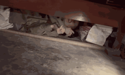 Xúc động hình ảnh cụ ông 80 tuổi chui dưới gầm giường tránh bão Bualoi