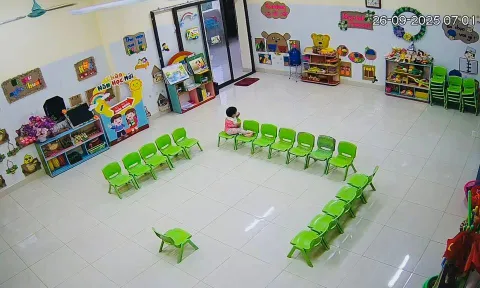 Bé gái ngồi lặng lẽ trong lớp trống ngày mưa bão: Khoảnh khắc làm trái tim người lớn thổn thức