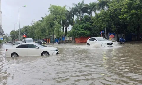 Nóng: Hà Nội cảnh báo ngập úng tại hơn 30 điểm nội đô, người dân ra đường cần hết sức lưu ý