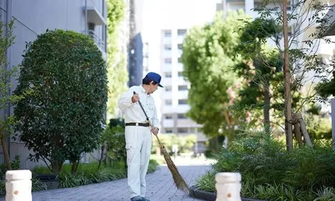 Thu nhập 5,3 tỷ đồng mỗi năm nhưng vẫn làm lao công, người đàn ông tiết lộ lý do khiến ai cũng ngỡ ngàng