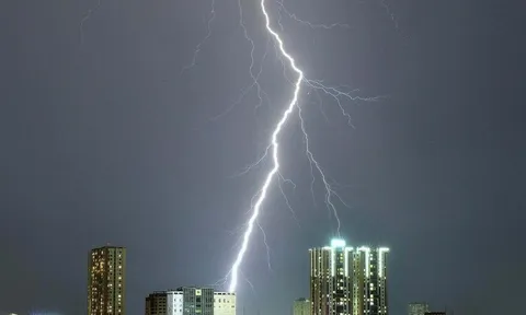 Tia sét dữ dội như phá nát bầu trời Hà Nội trong cơn mưa dông sáng 7/10