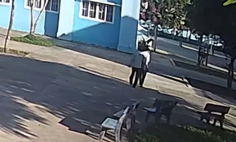 Nhà trường lên tiếng vụ thầy giáo bóp cổ đồng nghiệp giữa sân: Hé lộ nhiều hành vi bất thường