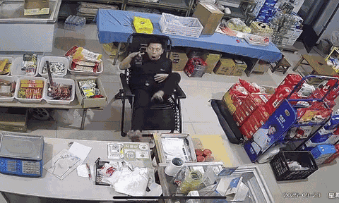 Đang ngồi trông tiệm, thanh niên bỗng trợn mắt, đơ người khiến ai cũng hoảng hồn, sự thật phía sau khiến dân mạng bật cười