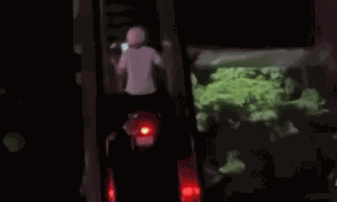 Clip: Cư dân mạng “nín thở” xem người phụ nữ lái xe máy… lên thang cuốn