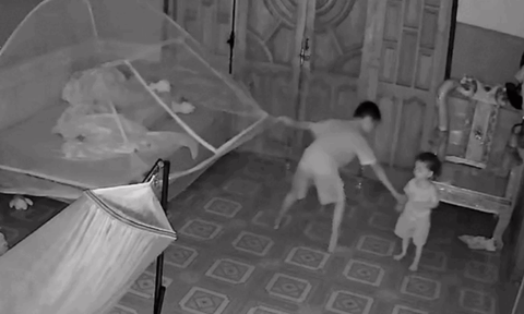 Clip anh trai trông em gây “bão mạng”: Làm anh đâu phải chuyện đùa!