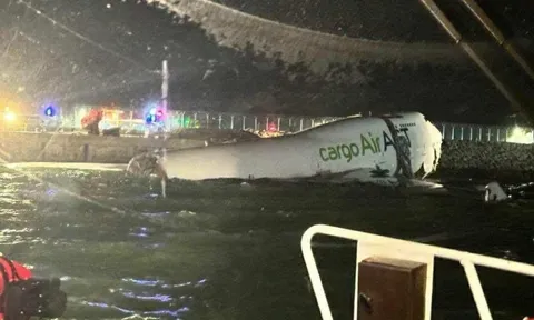 Clip: Máy bay Emirates trượt khỏi đường băng lao xuống biển giữa lúc bão Fengshen áp sát Hong Kong