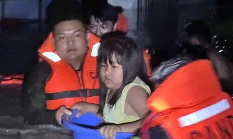 TP. Hồ Chí Minh: Kịp thời đưa hơn 160 người dân, trẻ nhỏ thoát nạn an toàn trong cơn mưa lớn gây ngập lụt