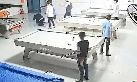 Clip: Nam sinh bị nhóm bạn dùng gậy bida đánh tới tấp, gục tại chỗ thương tâm