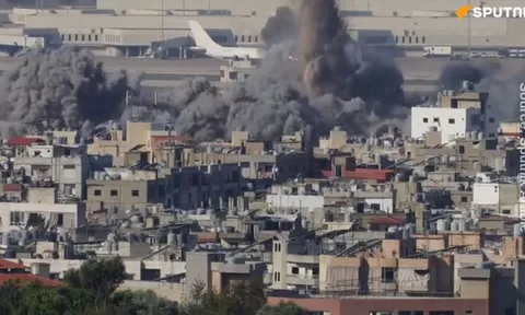 Video: Israel ném bom làm rung chuyển khu vực gần sân bay Beirut, san phẳng 1 tòa nhà, khói đen dày đặc