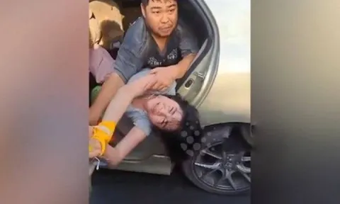 Clip: Níu kéo bất thành, nam thanh niên liều lĩnh bắt cóc người yêu cũ