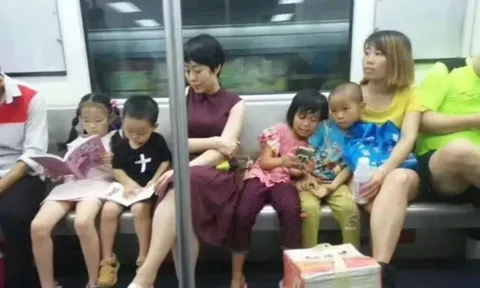 Bức ảnh ghi lại khung cảnh trái ngược giữa 2 gia đình trên chuyến tàu điện gây sốt cõi mạng, dân tình liên tục tranh cãi
