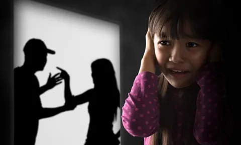 Bắt người cha cho con gái 6 tuổi chạm vào phần nhạy cảm của mình để "giáo dục giới tính"