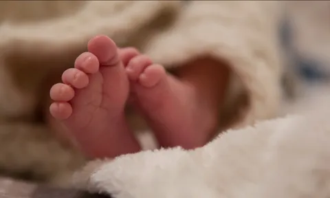 Bực bội vì bé gái 11 tháng tuổi không chịu ngủ, người giúp việc liền cắn, véo đứa trẻ và cái kết