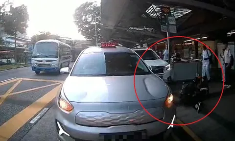 Clip: Đứng chờ taxi, cậu bé 6 tuổi cùng 2 người khác bị nữ tài xế ô tô tông trực diện