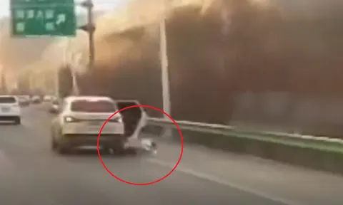 Clip: Thót tim khoảnh khắc cửa ô tô bỗng nhiên bật ra, khiến bé trai rơi xuống đường cao tốc
