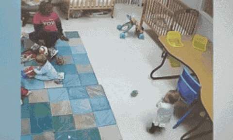 Người mẹ bật khóc khi kiểm tra con gái từ camera nhà trẻ, lý do đằng sau khiến ai cũng xúc động