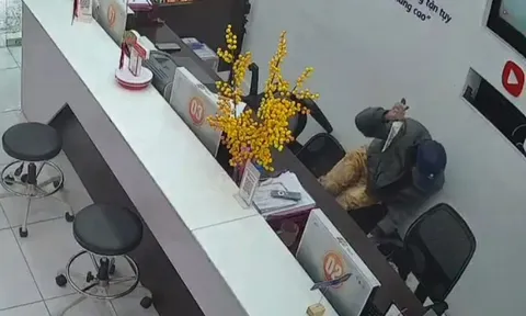 Clip: Người đàn ông cầm dao xông vào cửa hàng đe dọa nữ nhân viên ở Nam Định