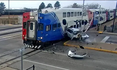 Clip: Thót tim cảnh tàu hỏa tông nát đầu xe con, liệu có phép màu?