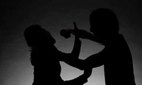 Chỉ vì ghen tuông, gã đàn ông đâm bạn gái cũ hơn 30 nhát dao ngay trước mặt con trai