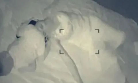 Gần Tết thường xuyên tăng ca đêm về trễ, chồng theo dõi camera thấy cảnh vợ con trong phòng ngủ mà không thể bình tĩnh