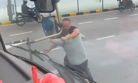 Clip: Va chạm giao thông, 2 người đàn ông lao vào "thượng cẳng chân hạ cẳng tay"