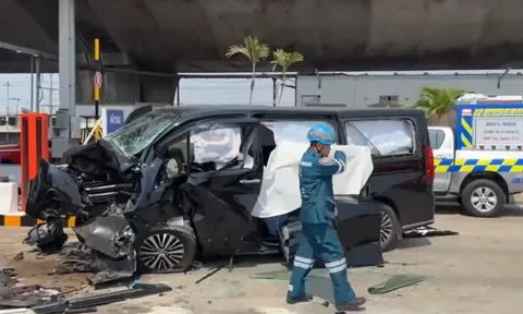 Clip: Ô tô nát đầu sau khi tông thẳng vào trạm thu phí, 1 doanh nhân tử vong