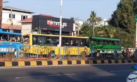 Clip: Người phụ nữ sang đường bất cẩn, "báo hại" 5 xe buýt tông liên hoàn vào nhau