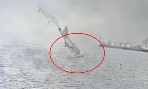 Clip: Máy bay chiến đấu nổ tung sau khi lao thẳng xuống mặt nước