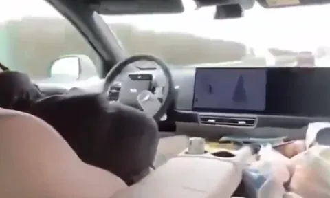 Clip: Tài xế liều lĩnh ngủ say khi xe tự lái, con nhỏ vô tư trên băng ghế sau