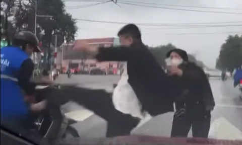Clip: Nam thanh niên mặc áo shipper bị đánh gãy mũi, công an nhanh chóng vào cuộc