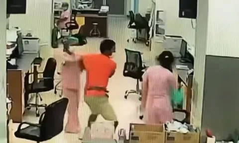 Clip: Phẫn nộ cảnh người đàn ông tát thẳng vào mặt nữ y tá vì bị nhắc nhở "điều hay lẽ phải"