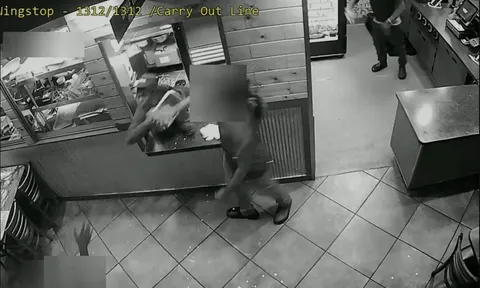 Clip: Quản lý quán ăn nổi giận, tấn công, ném dầu nóng vào khách hàng